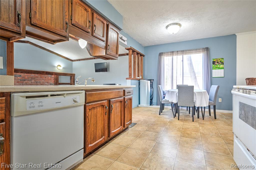 12335 Big Lake Road, Davisburg, MI 48350 — Photo 11