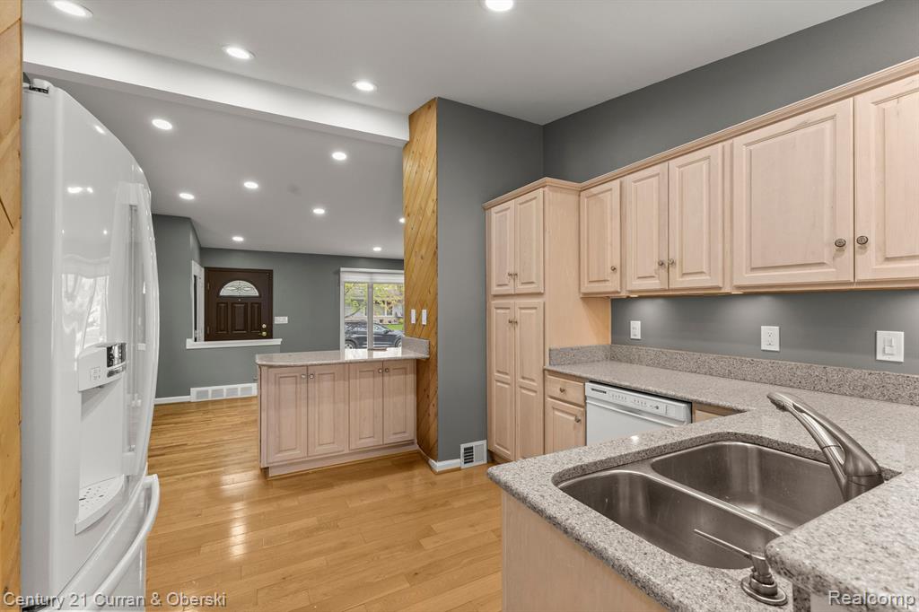 7484 N CHARLESWORTH Street, Dearborn Heights, MI 48127 — Photo 16