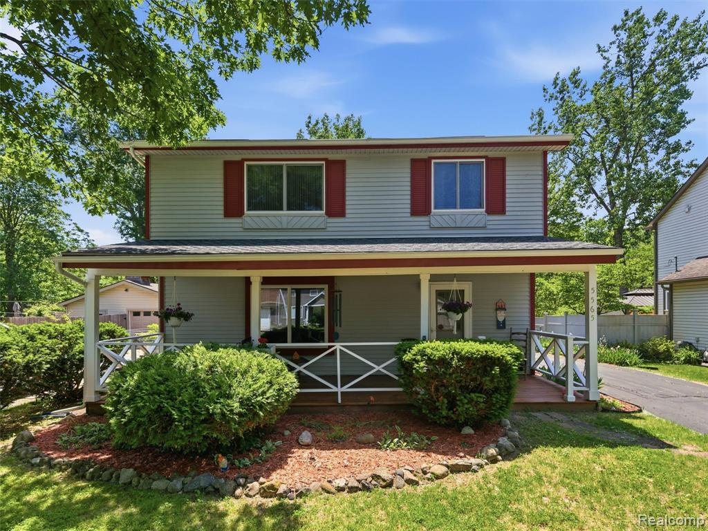 5565 Crescent Road, Waterford, MI 48327 — front exterior