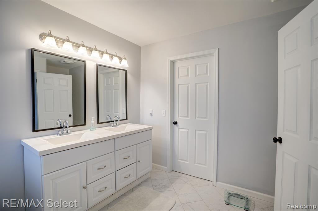 4392 OAK TREE Trail, Fenton, MI 48430 — Photo 33