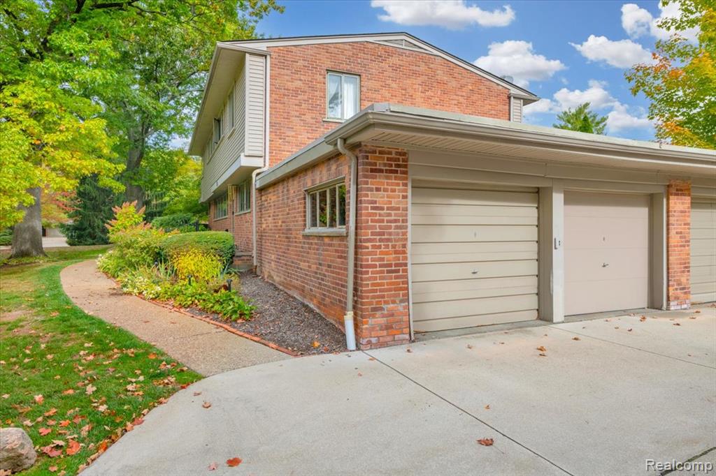 1076 Stratford Lane, Bloomfield Hills, MI 48304 — Photo 28