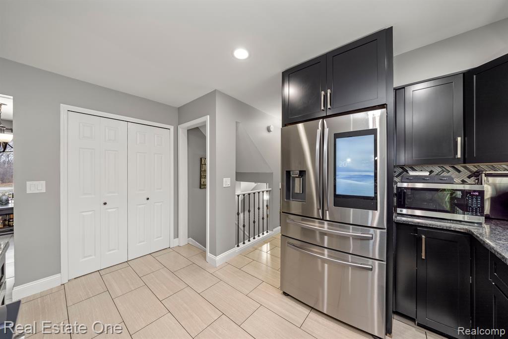 4083 W MAPLE Road, Wixom, MI 48393 — Photo 20