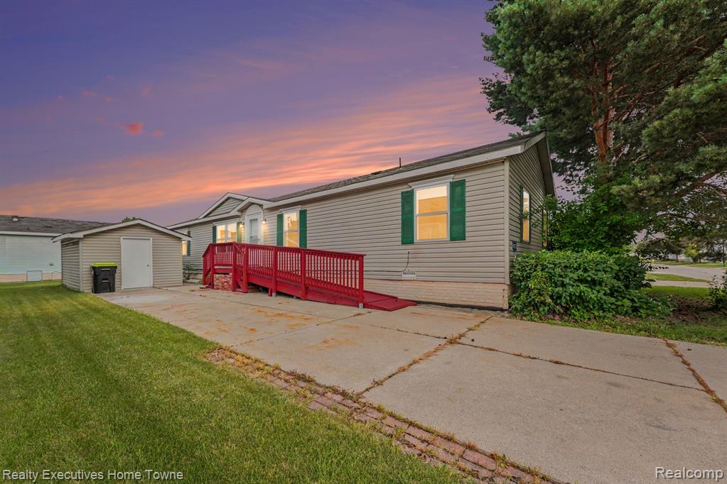 45713 Bonaventure Dr, Macomb, MI 48044