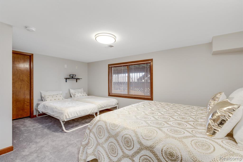 4645 CLAUDIA Drive, Waterford, MI 48328 — Photo 33