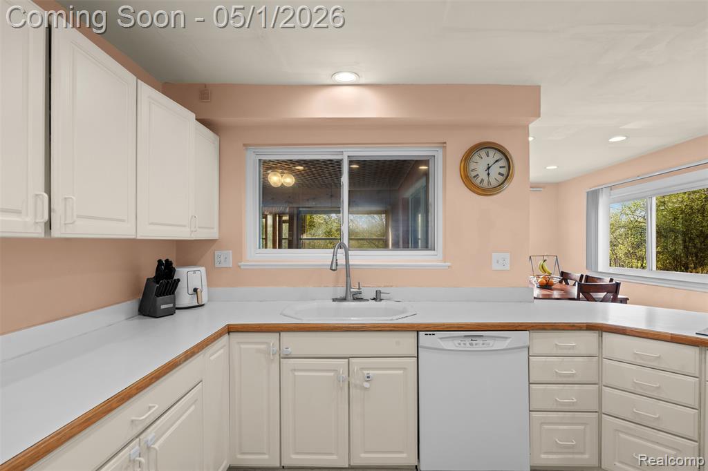 5686 Stratford Drive, West Bloomfield, MI — Photo 12