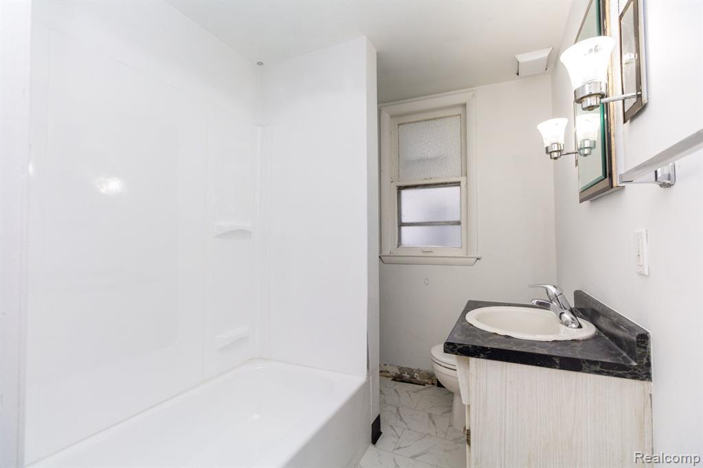 8175 CENTRAL, Center Line, MI 48015 — Photo 11
