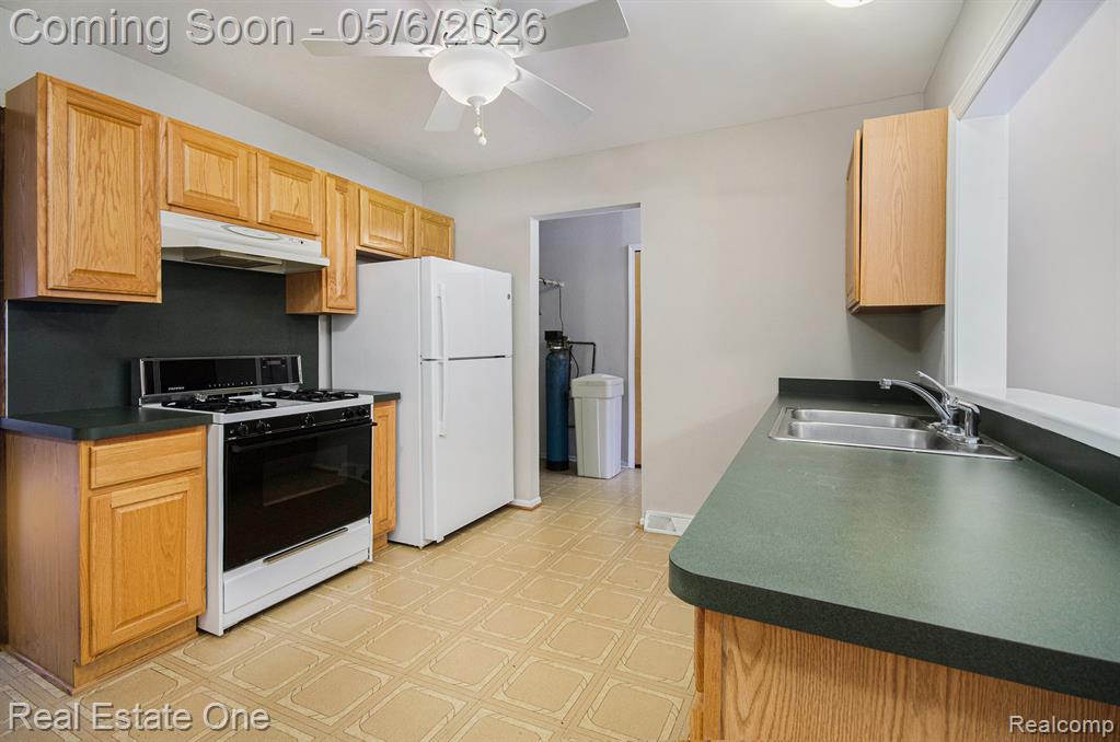 12161 Della Drive, Brighton, MI 48114 — Photo 6