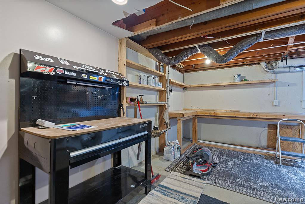 45880 KENSINGTON Street, Utica, MI 48317 — Photo 17