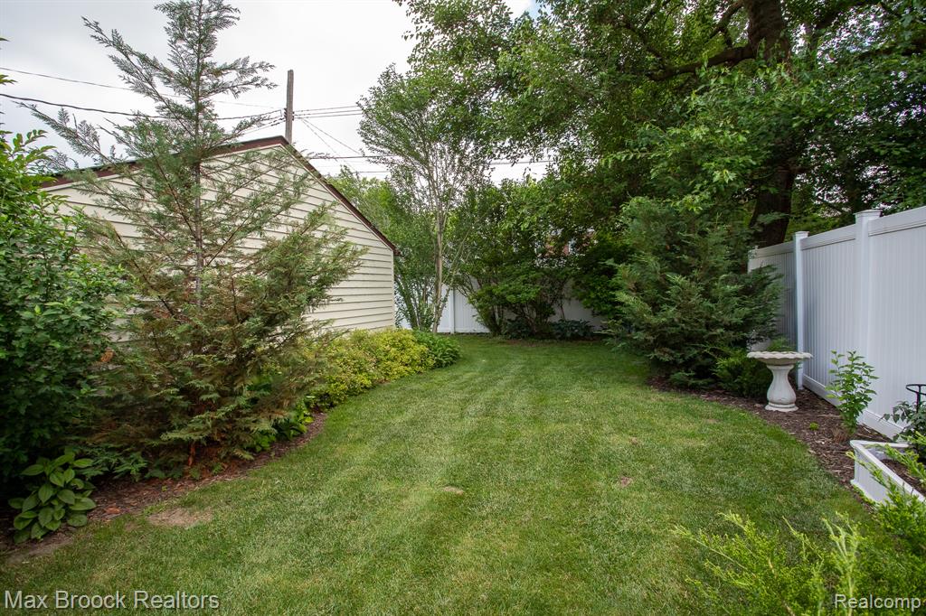 10564 Lasalle Boulevard, Huntington Woods, MI — Photo 46
