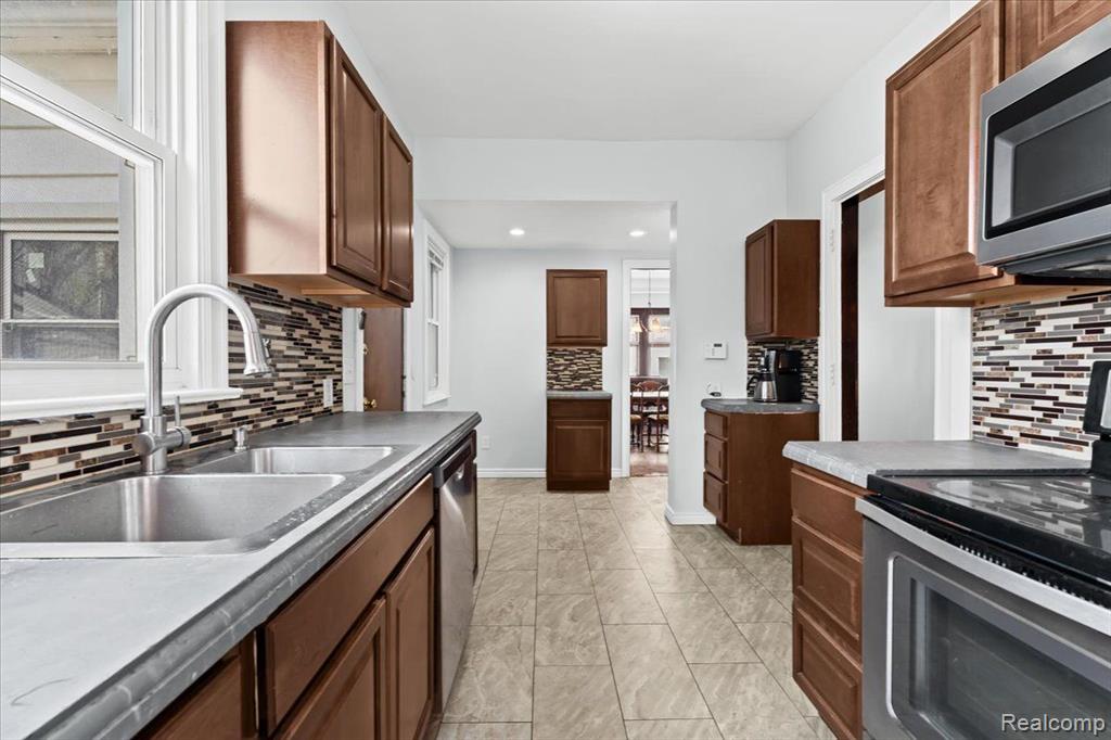 50 TAYLOR Street, Detroit, MI 48202 — Photo 17