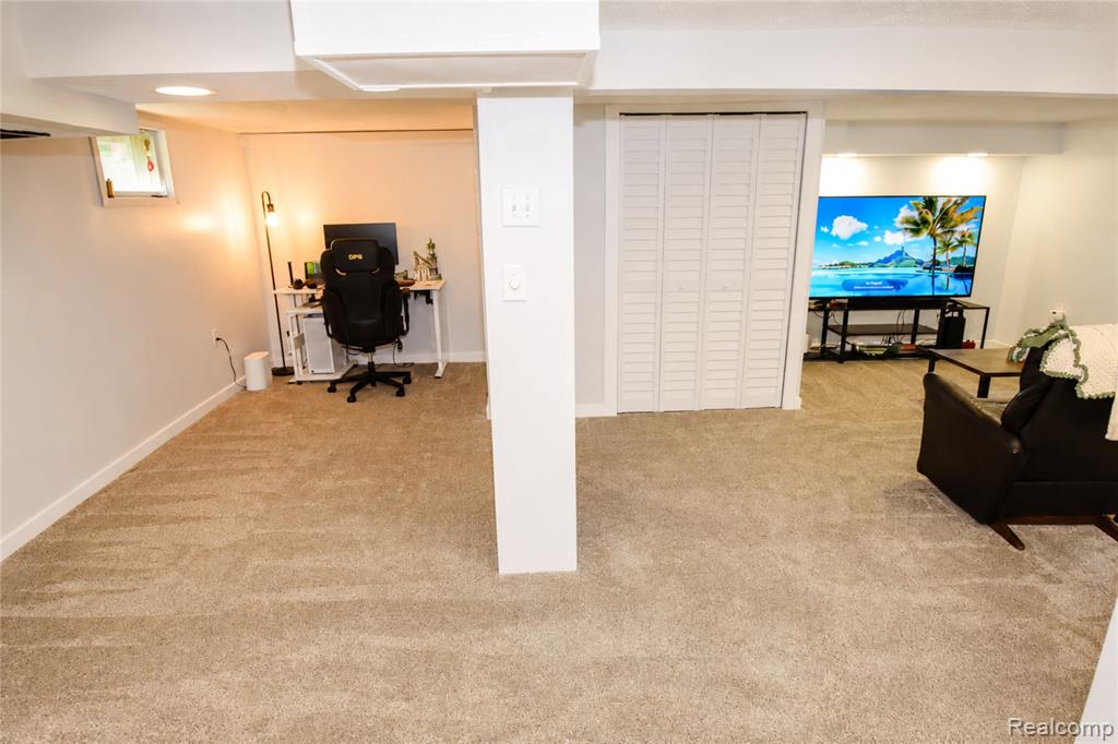 1405 Middle Road, Highland, MI — Photo 15