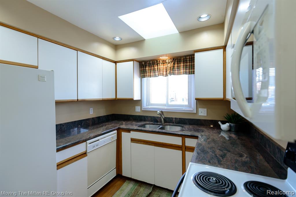 925 N Rosevere Avenue, Dearborn, MI 48128 — Photo 9