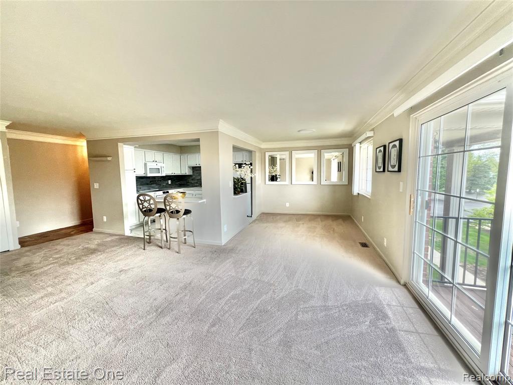 6121 ORCHARD LAKE, 202, West Bloomfield, MI — Photo 5