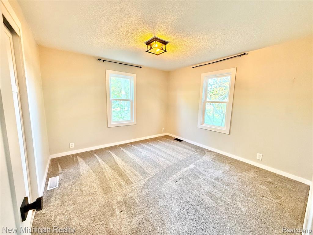 823 W Silver Lake Road, Fenton, MI 48430 — Photo 17