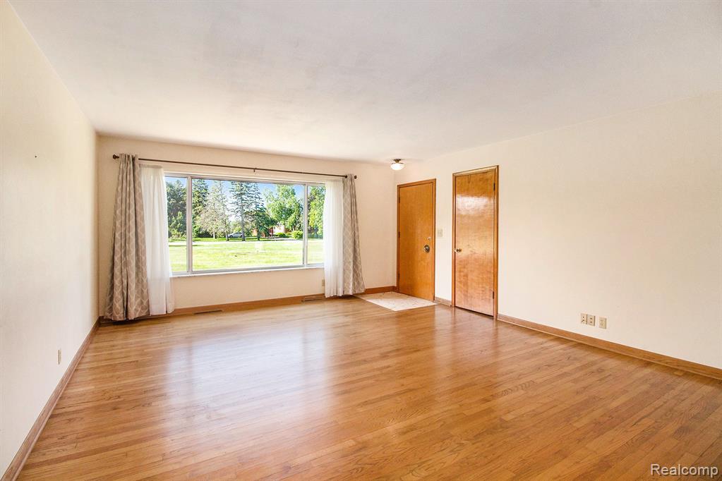 12105 Hegel Road, Goodrich Vlg, MI — Photo 3