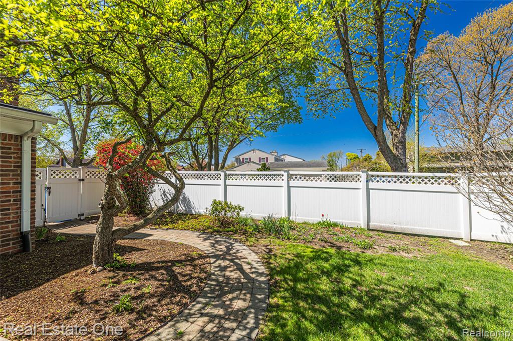 25574 Wilson Drive, Dearborn Heights, MI 48127 — Photo 16