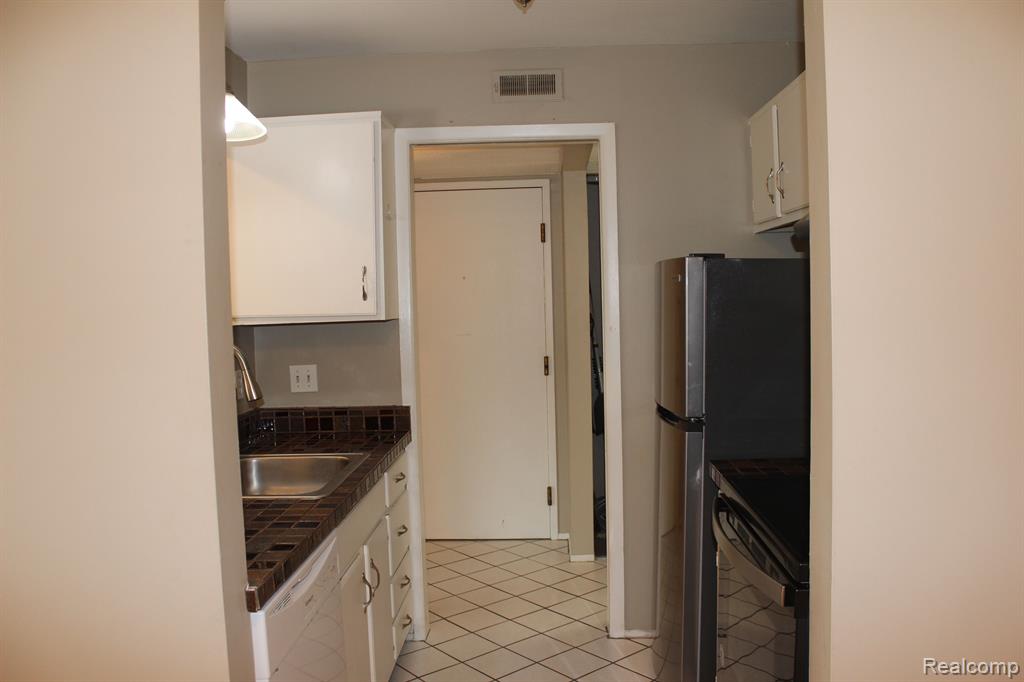922 CHESTNUT HILL Drive, Auburn Hills, MI 48326 — Photo 3
