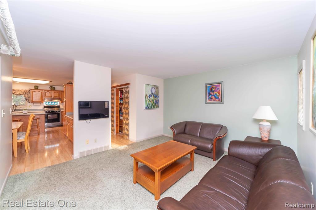 8260 ENGLEWOOD Drive, Clarkston, MI — Photo 34