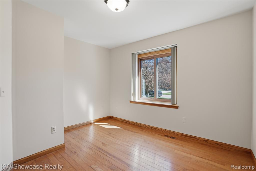 2015 Huntingdon Drive, Wixom, MI 48393 — Photo 17