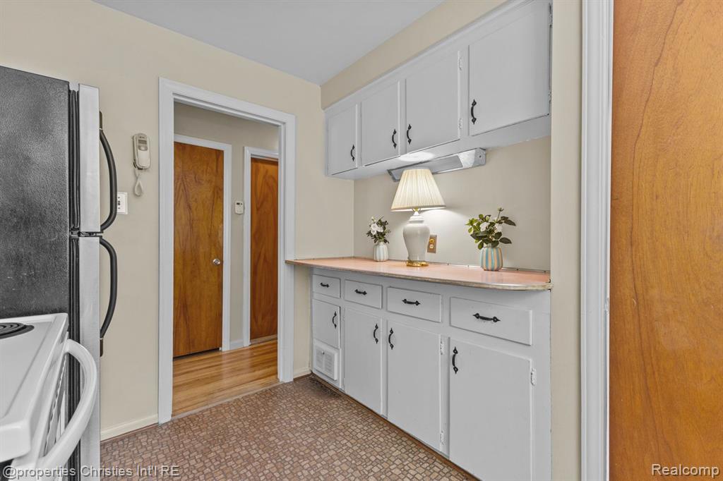 8442 HAZELTON Street, Dearborn Heights, MI 48127 — Photo 8
