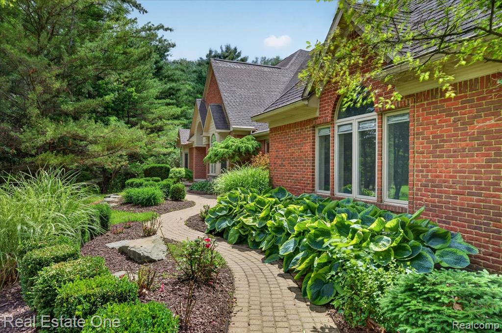 425 Courtney Road, Leonard, MI 48367 — Photo 3