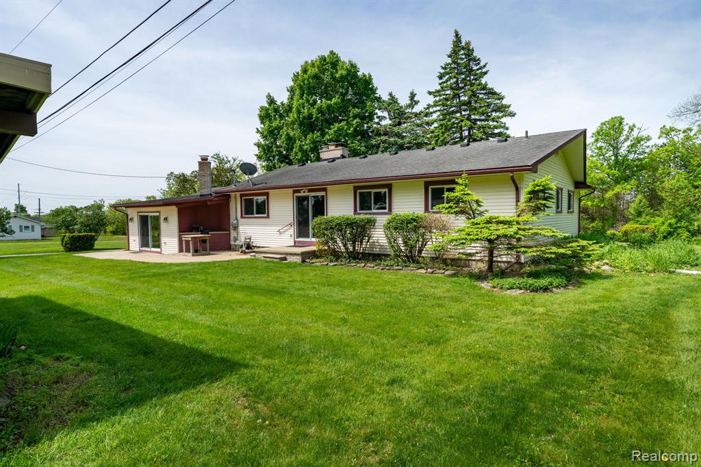 5871 Brewster Road, Rochester Hills, MI 48306 — Photo 39