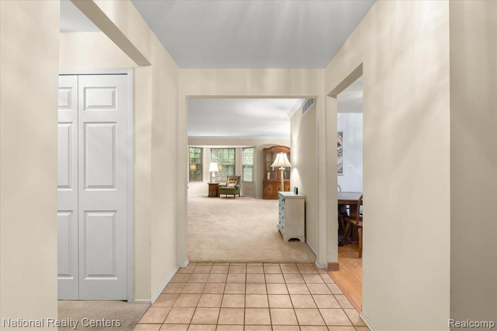 37224 BRENTWOOD Circle, Farmington Hills, MI 48331 — Photo 9