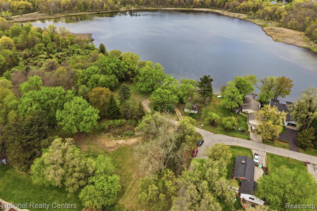 1625 HIGHLAND PARK Drive, Highland, MI 48356 — Photo 2