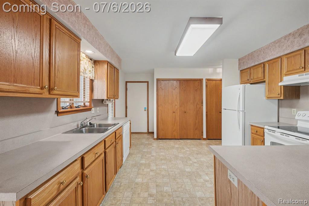 4392 Springbrook Drive, Swartz Creek, MI 48473 — Photo 7