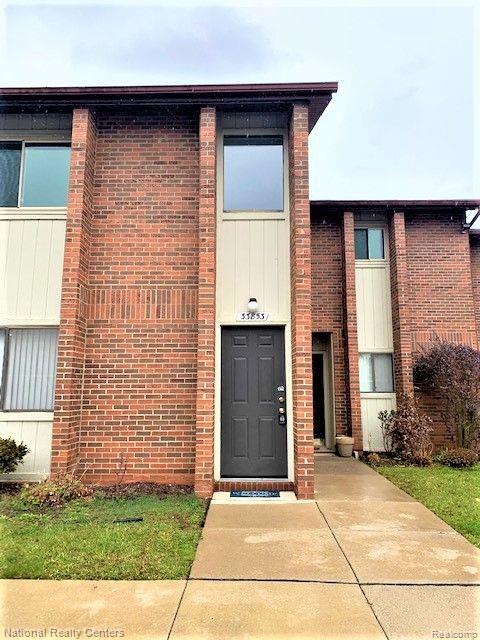 33853 PONDVIEW Circle, Livonia, MI 48152