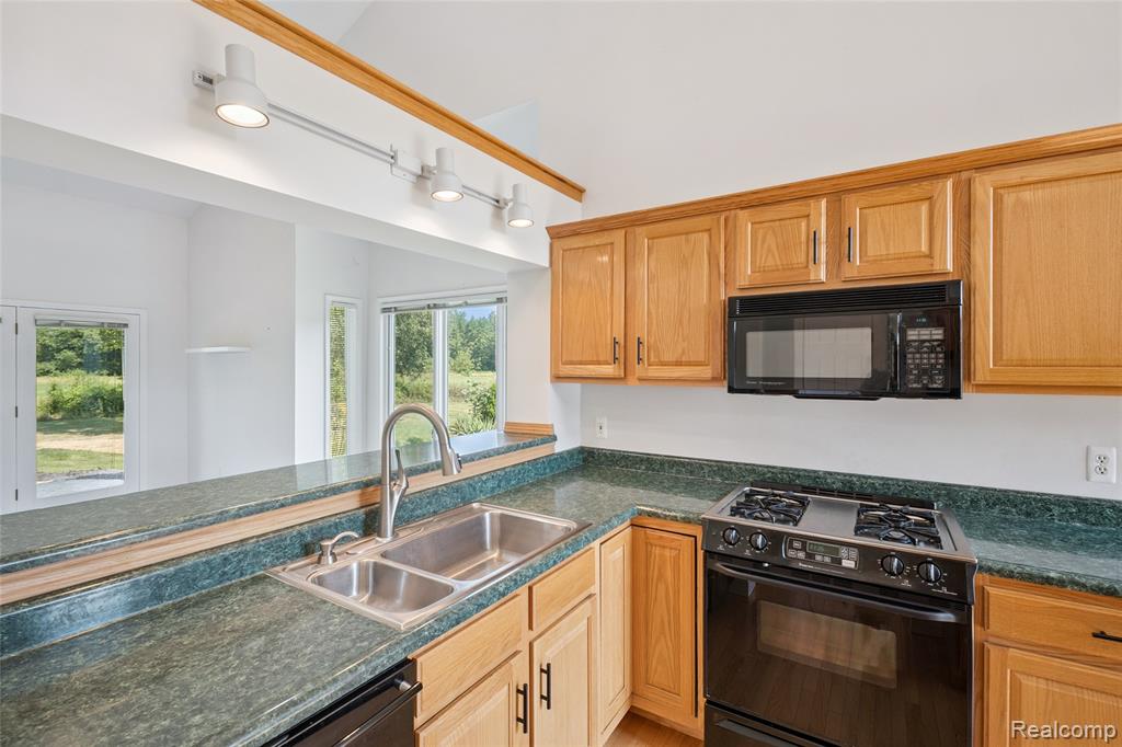 628 Olde Ivy Lane, Howell, MI 48843 — Photo 14