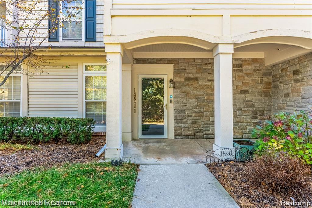 16211 ADDINGTON Drive, 192, Commerce Twp, MI 48390 — Photo 8