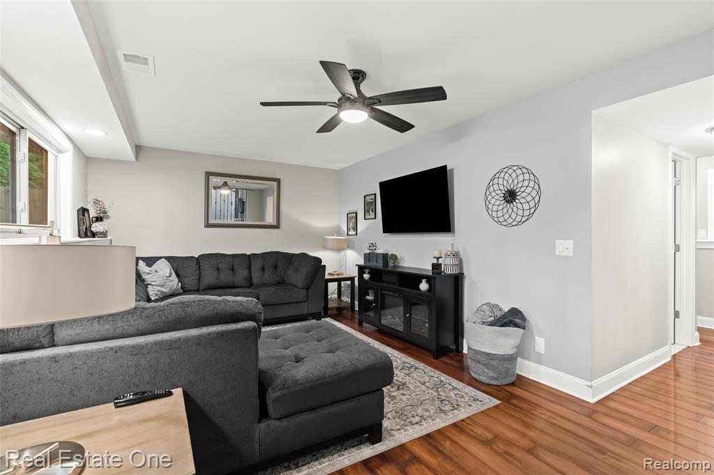 696 Estes Court, Waterford, MI 48327 — Photo 14