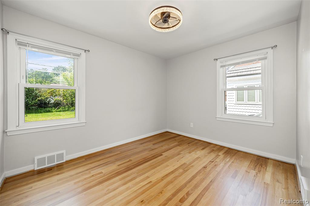 26021 Berkley Avenue, Huntington Woods, MI — Photo 19