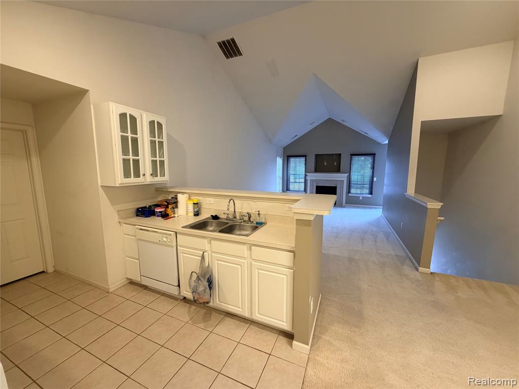 714 OLDE ENGLISH Circle, Unit 30, Howell, MI 48855 — Photo 4