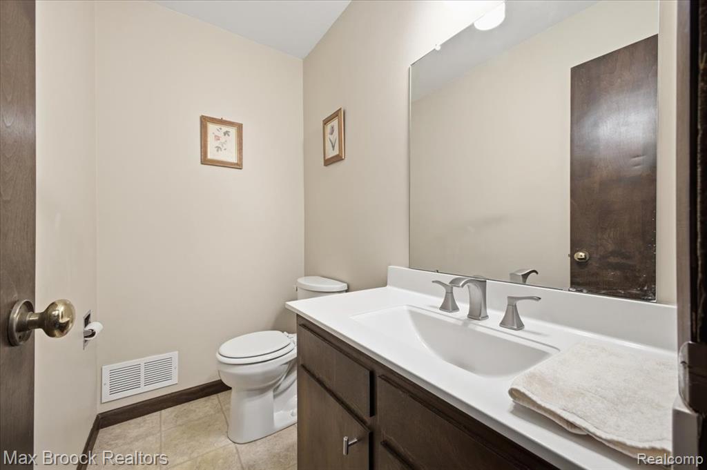 5956 Pinecroft Drive, West Bloomfield, MI — Photo 15