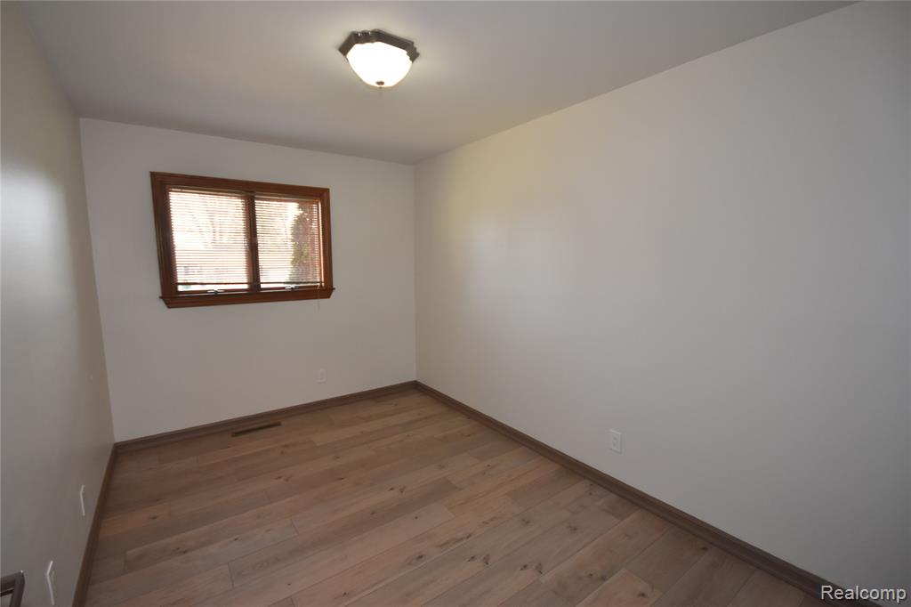 5106 Lakewood Drive, Grand Blanc, MI 48439 — Photo 15
