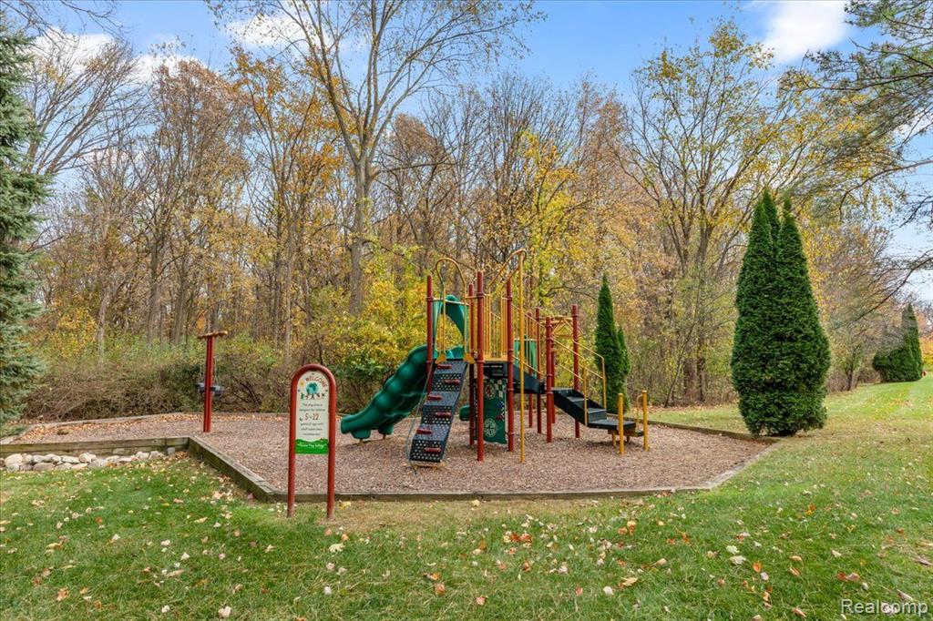 4648 BERKSHIRE Drive, Sterling Heights, MI 48314 — Photo 33