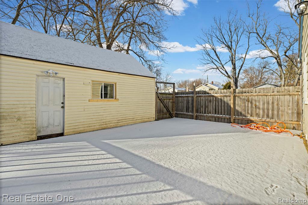 943 Premont Avenue, Waterford, MI 48328 — Photo 32