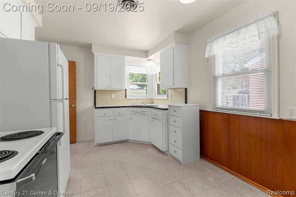 9001 Leverne, Redford, MI 48239 — Photo 12
