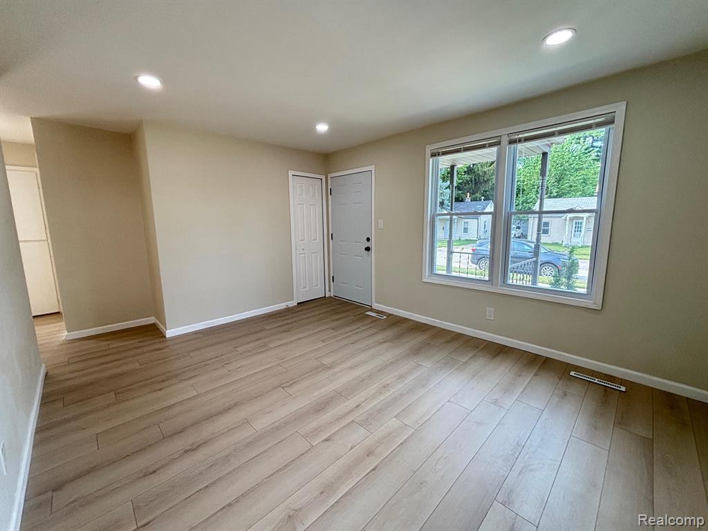 8672 Hudson Avenue, Warren, MI 48089 — Photo 4