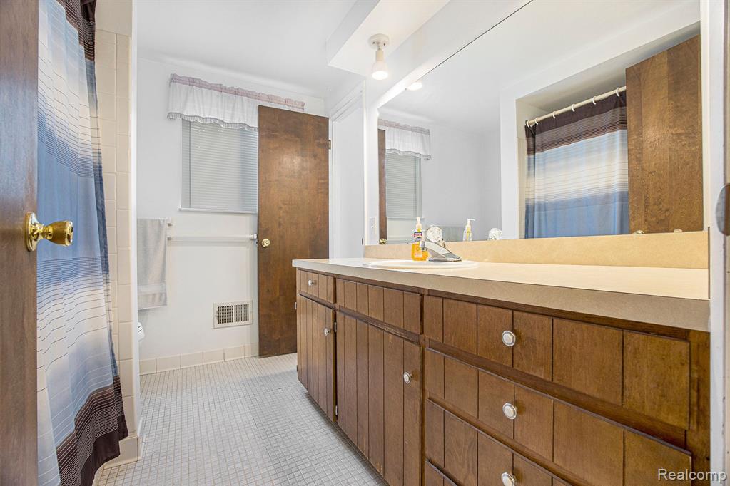 6160 BARKER Drive, Waterford, MI 48329 — Photo 11