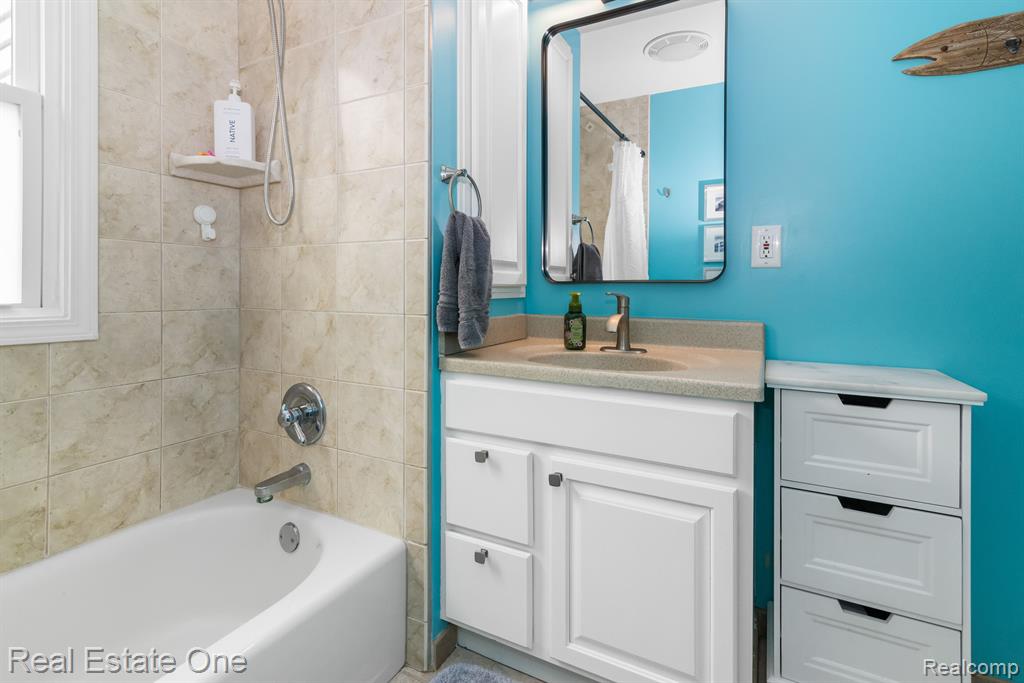 8831 Lagoon Drive, Brighton, MI 48116 — Photo 22