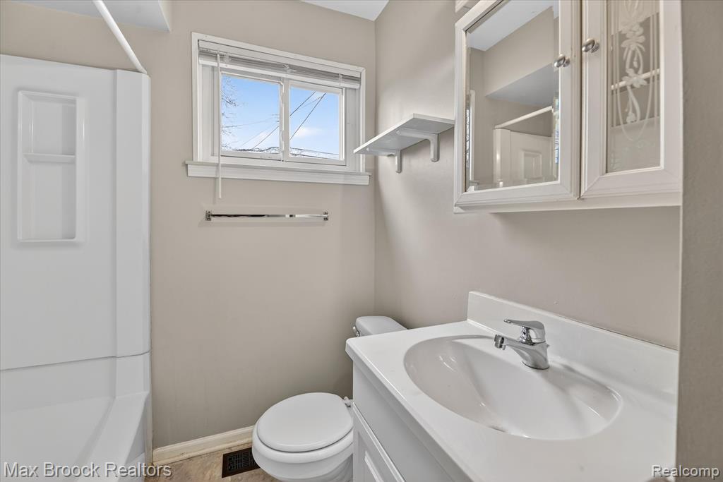 23448 Easterling Avenue, Hazel Park, MI 48030 — Photo 29