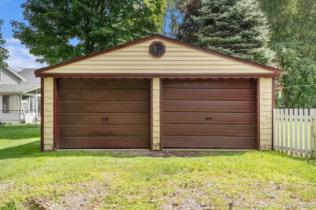110 LAKE Street, Holly, MI 48442 — Photo 24