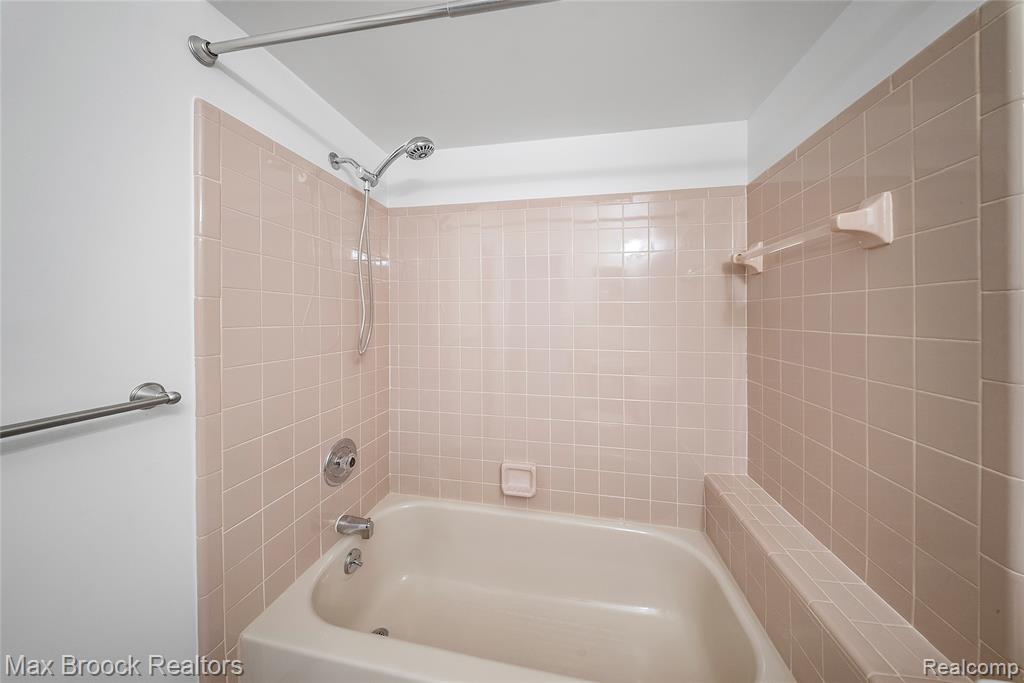 718 Claire Pointe Drive, 17, Saint Clair Shores, MI 48081 — Photo 16