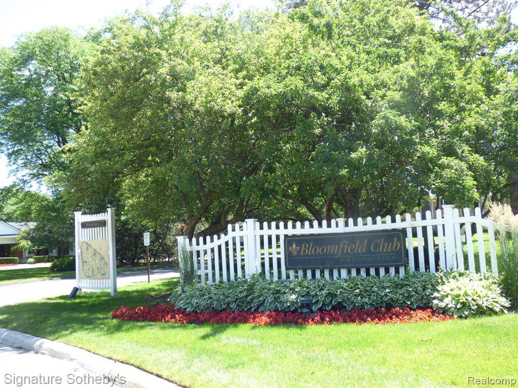 640 E FOX HILLS Drive, Bloomfield Hills, MI 48304 — Photo 25