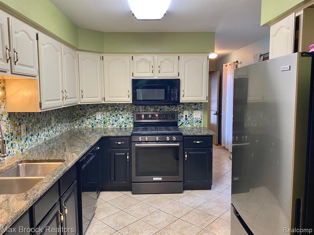 16226 PINE RIDGE Drive N, Fraser, MI 48026 — Photo 15