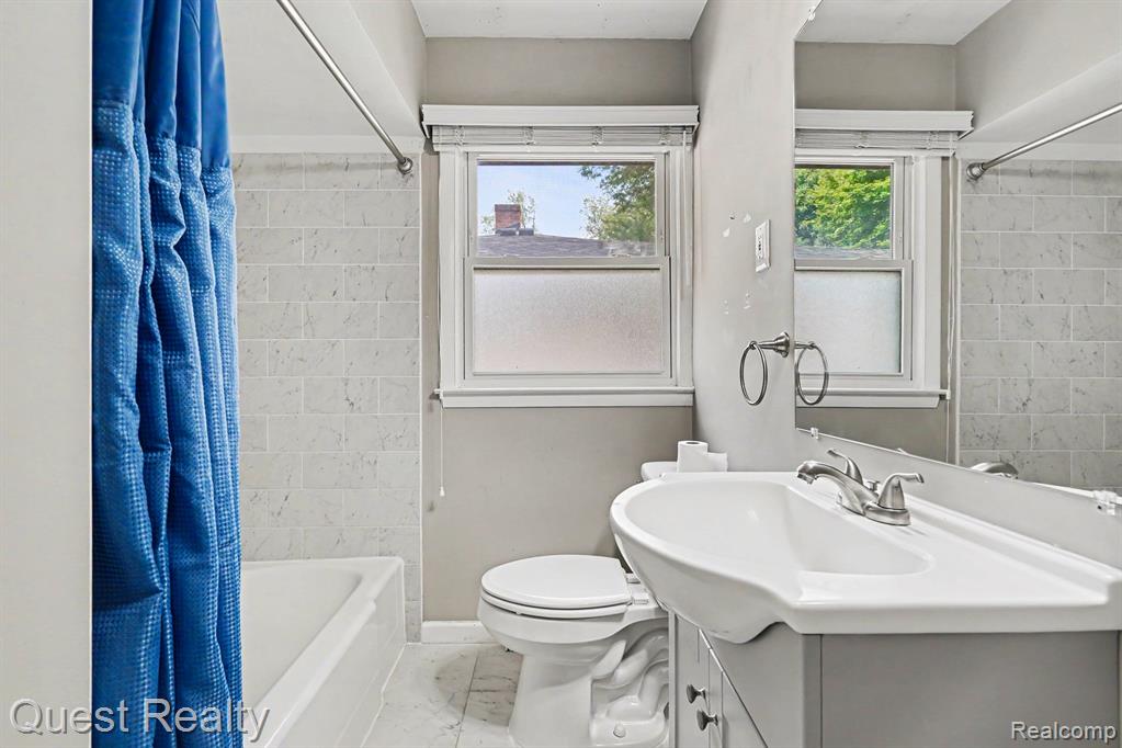6736 Cloverton Drive, Waterford, MI 48329 — Photo 11