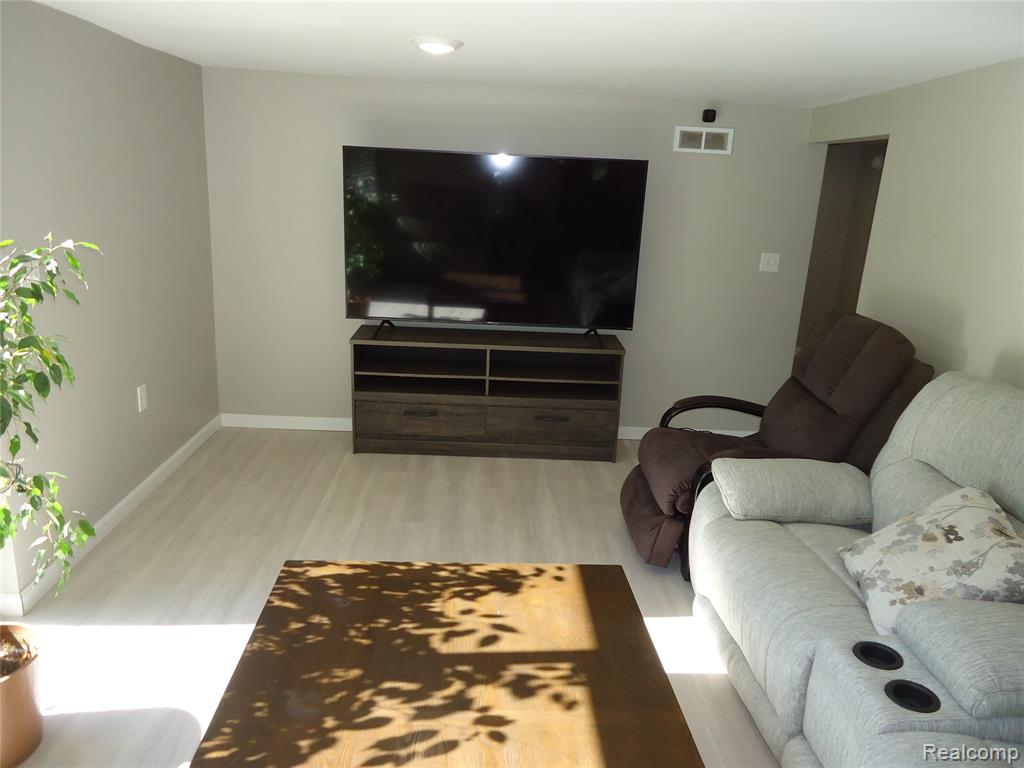 370 Adams Road, Saginaw, MI 48609 — Photo 7